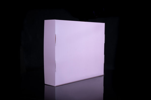 粉红色礼品盒上一个孤立的黑色背景与剪辑路径图片下载