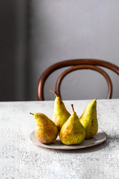 整个会议的梨盘在白色混凝土背景。现代乡村风格。本空间图片下载