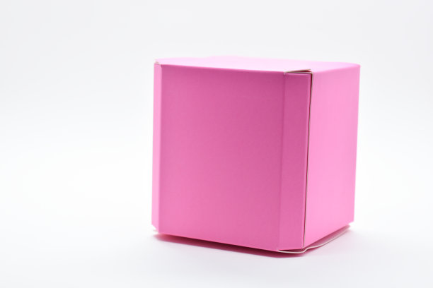 白色底色粉色纸盒，包装为设计图片下载