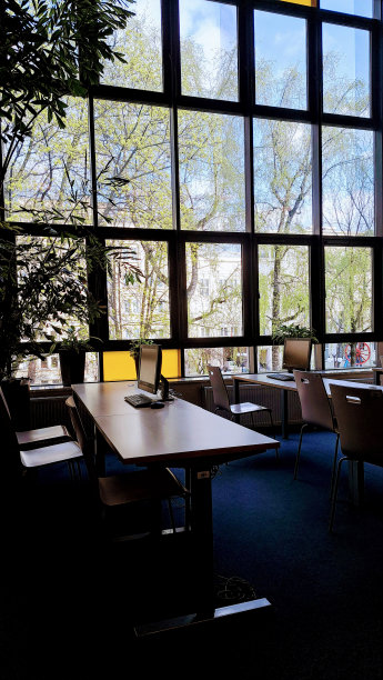 大学图书馆靠窗的书桌图片下载