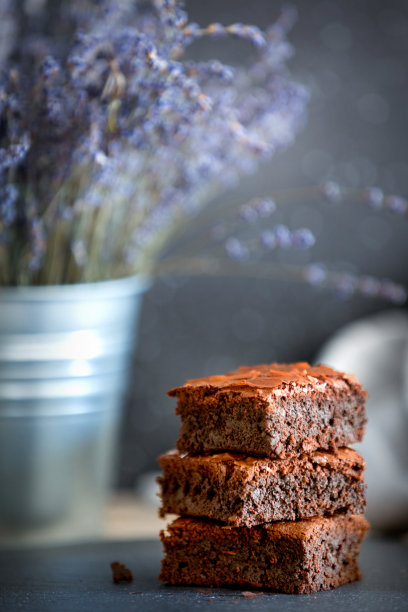 黑巧克力布朗尼堆，薰衣草花图片下载