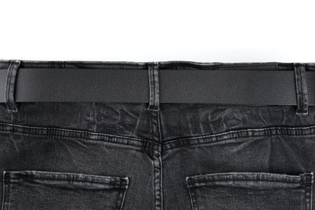 黑色牛仔皮带。牛仔裤的腰带。紧固时尚的男士皮带与黑色的金属扣隔离在白色背景。男子黑带。男性的附属。图片下载