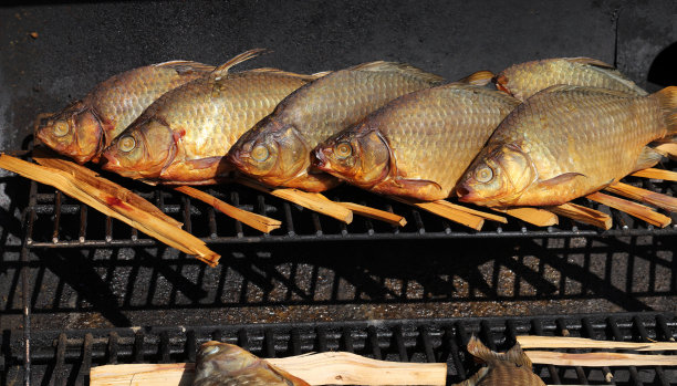 移动烟熏小屋里的熏鱼。图片下载