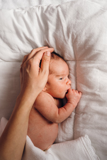 新生儿和母亲用手安抚图片下载