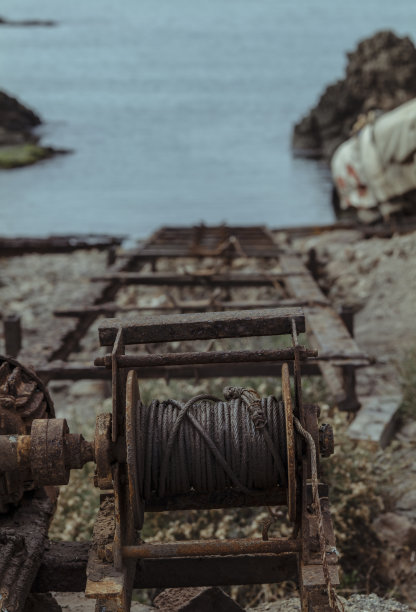 海边的旧系泊和钢丝绳。卡波德加塔，阿尔梅里亚，西班牙图片下载