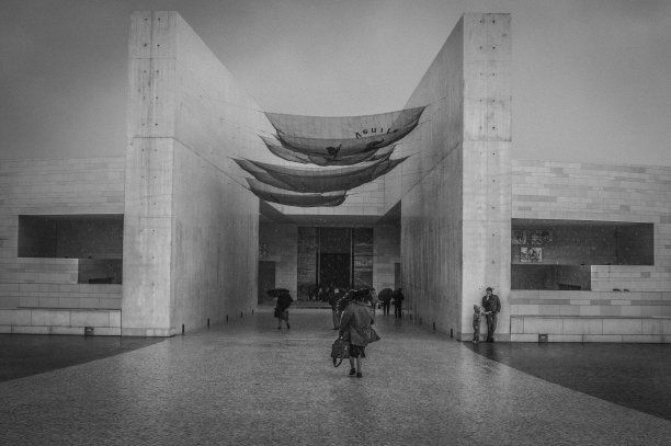 从旅行回来的女人-旅行的生活方式图片下载