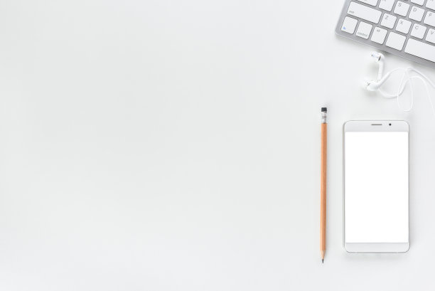 顶部或上方视图，平面布局的办公用品在设计师的桌子，商业自由，个人工作空间，铅笔，手机，耳机，空白，空白的文字或时间表。白色背景。图片下载
