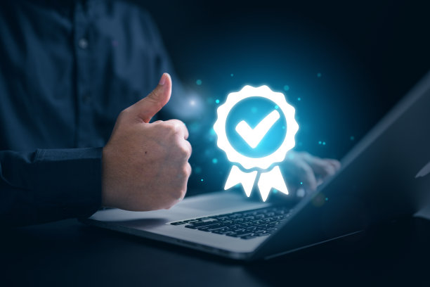 保证图标。商人与笔记本电脑的手砰的一声与保证图标图片下载