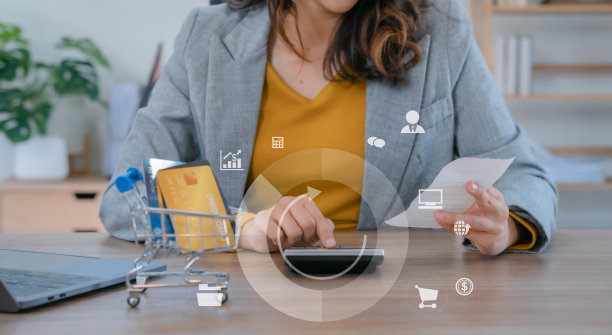 晚上，商人在桌子上用图表纸计算家庭办公室的成本。图片下载