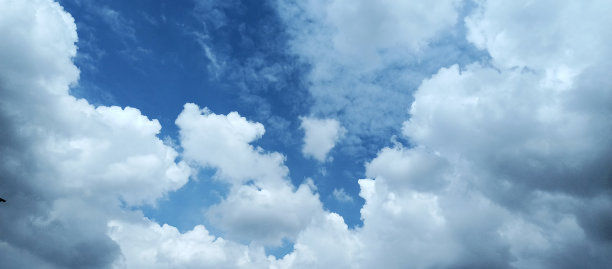 云因太阳而发光。图片下载