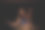 一位美丽的美国白人妇女右手拿着乐谱，正在查看乐谱图片下载