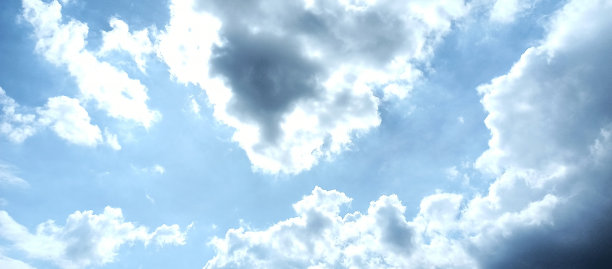 云因太阳而发光。图片下载