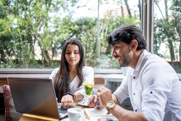 在咖啡店一起工作的同事图片下载