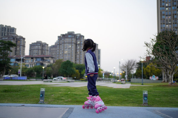 小女孩在练习轮滑图片下载
