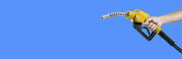 手拿燃料喷嘴在蓝色背景图片下载