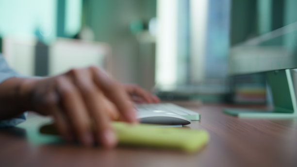 女工程师手臂滑动移动特写。未知人检查通知图片下载