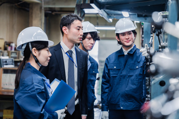 管理人员指导工厂工人提高效率图片下载