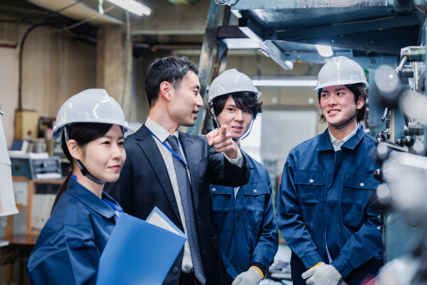 管理人员指导工厂工人提高效率图片下载