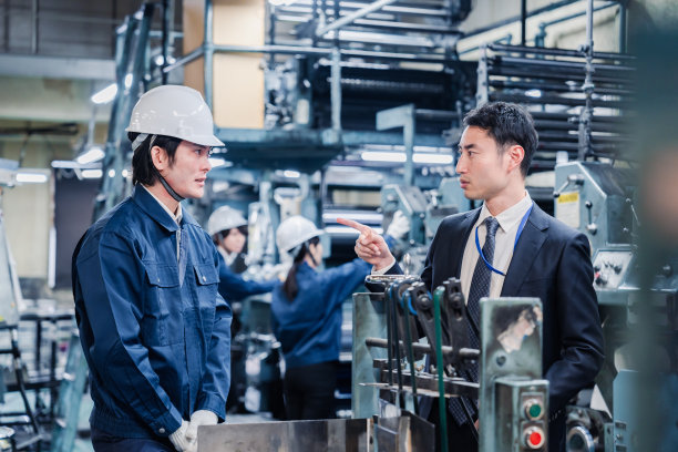 管理部门向工厂工人发出警告图片下载