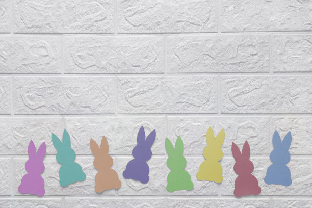 白色的墙和纸兔子。发短信的地方。图片下载