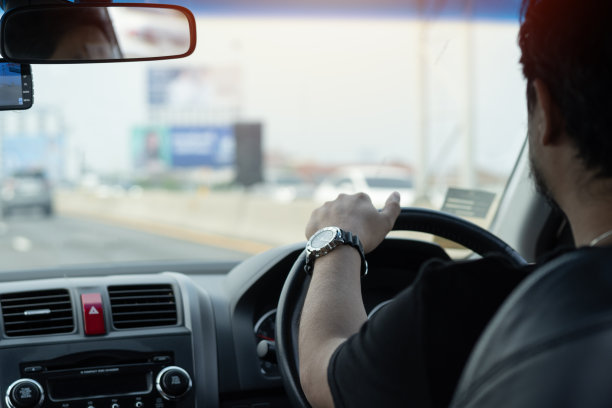 在车里高速行驶时，手要放在方向盘上。图片下载