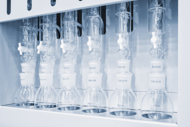 实验室研究科学玻璃器皿的化学背景。医学或化学背景，有实验室设备和液体。图片下载