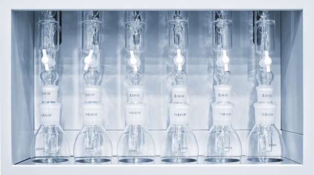 实验室研究科学玻璃器皿的化学背景。医学或化学背景，有实验室设备和液体。图片下载