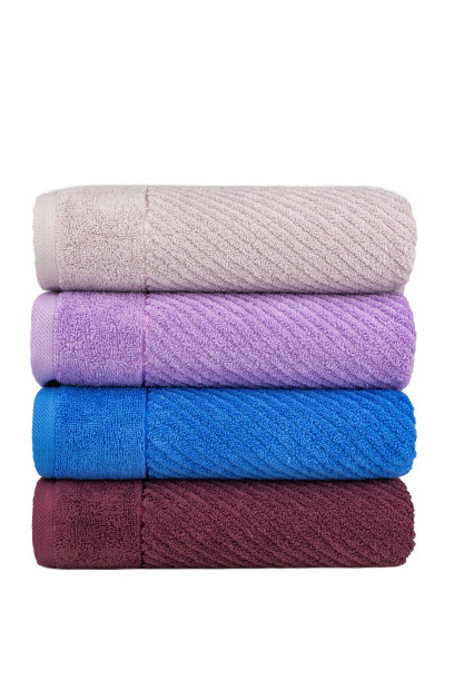五颜六色的毛巾，卷起来堆在桌子上图片下载