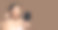 漂亮的亚洲女人用化妆刷在她的脸颊上涂腮红，看着镜子，棕色背景，全景图片下载