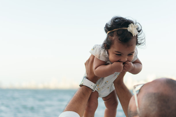 把孩子举到空中的父亲图片下载