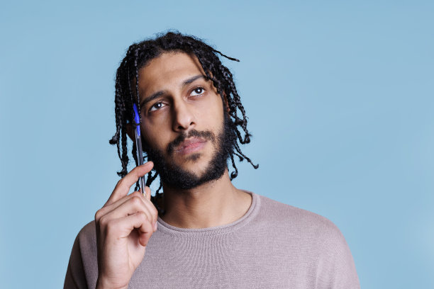 深思熟虑的阿拉伯男子正在做决定，脸上带着沉思的表情图片下载