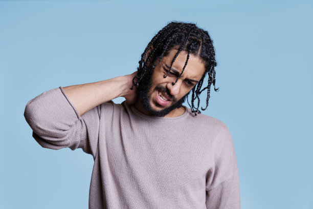 男子遭受颈部疼痛和按摩肌肉图片下载