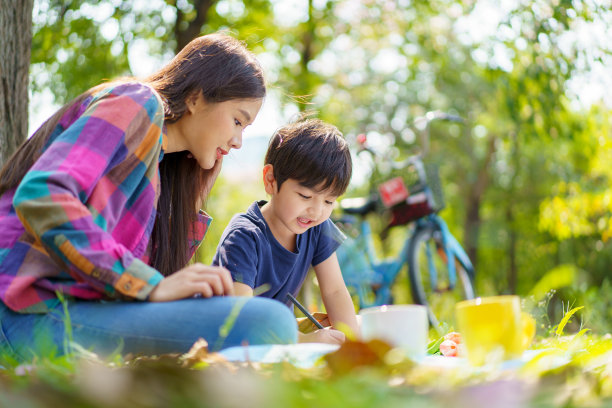 母子俩在公园里休息。图片下载