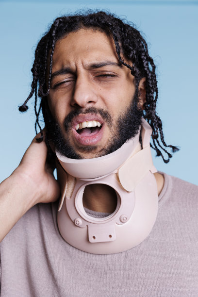 颈部受伤的年轻男子戴着颈托图片下载