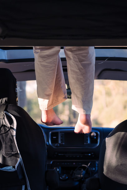 脚悬在露营车的高架床上图片下载