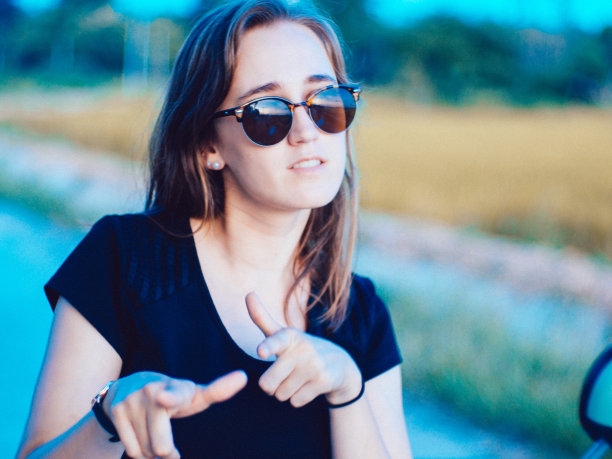 骑摩托车的可爱女友图片下载