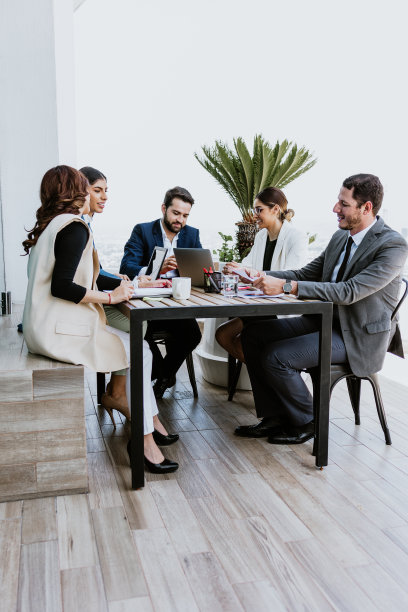 一群拉丁美洲商人在墨西哥拉丁美洲的露台办公室使用笔记本电脑开会，西班牙人团队工作图片下载