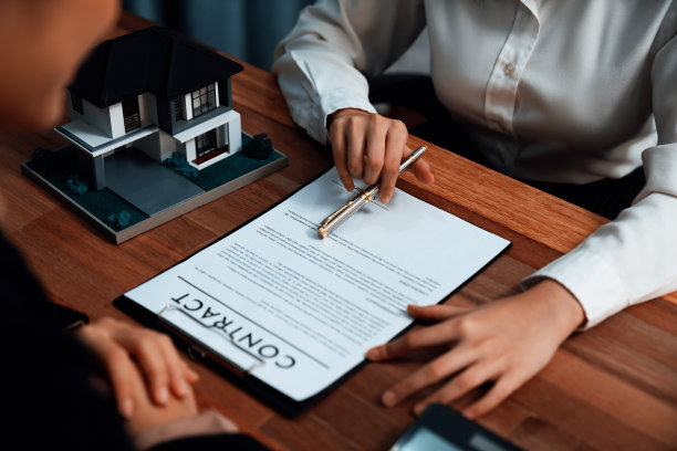 买方在桌上用笔签了贷款合同。热情的图片下载