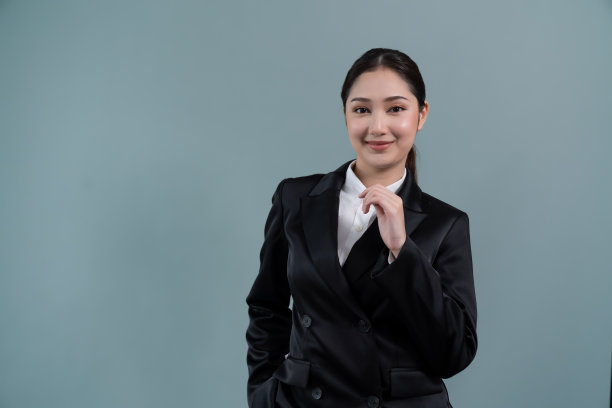 自信的年轻女商人站在孤立的背景。热情的图片下载