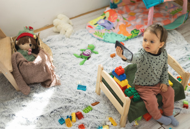 小孩子在玩手机图片下载