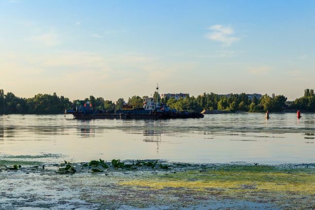 乌克兰克雷门楚格的第聂伯河上的工业船图片下载