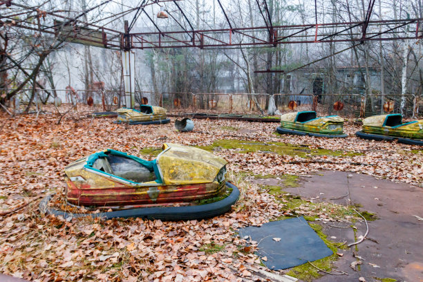 乌克兰切尔诺贝利禁区普里皮亚季市游乐园里的废弃碰碰车图片下载