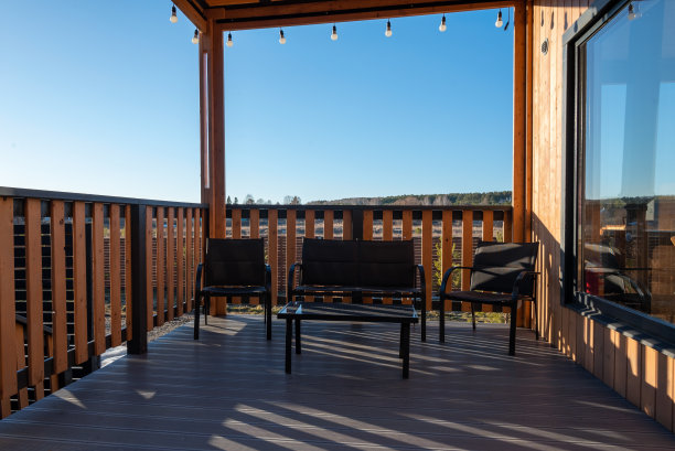 一个有椅子和桌子的平台，可以看到背景中的山。图片下载