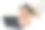 快乐的千禧一代白人棕发女士戴着无线耳机躺在柔软的床上，在电脑上打字图片下载