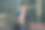 在办公楼前的楼梯上，微笑着使用笔记本电脑的千禧一代工人。现代生活方式，商业，科技理念。图片下载