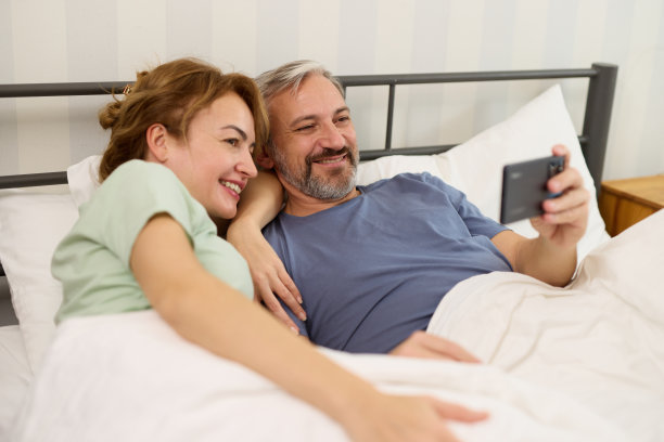 在家用手机捕捉爱的瞬间图片下载