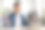 年轻男性办公室员工在工作场所冥想的肖像图片下载