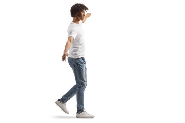 一个年轻的非洲裔美国人走路和保持平衡的完整长度侧面照片图片下载