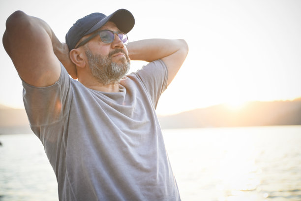 成熟的成年男子在海滩上休息图片下载