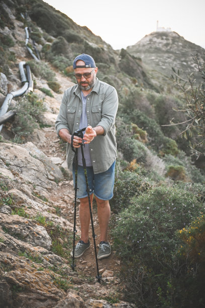成熟成年男子旅行者图片下载